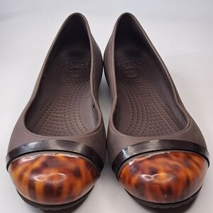 CROCS Brown Tortoise Cap Toe Slip On Ballet Flats Shoes Women Sz 8 Sandals